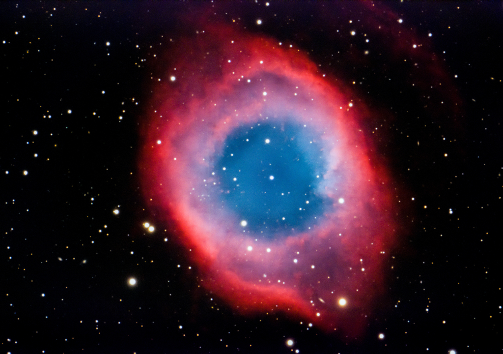 La nebulosa Hélice revela su ‘ojo cósmico’: los restos luminosos de una estrella que llegó al final de su vida.