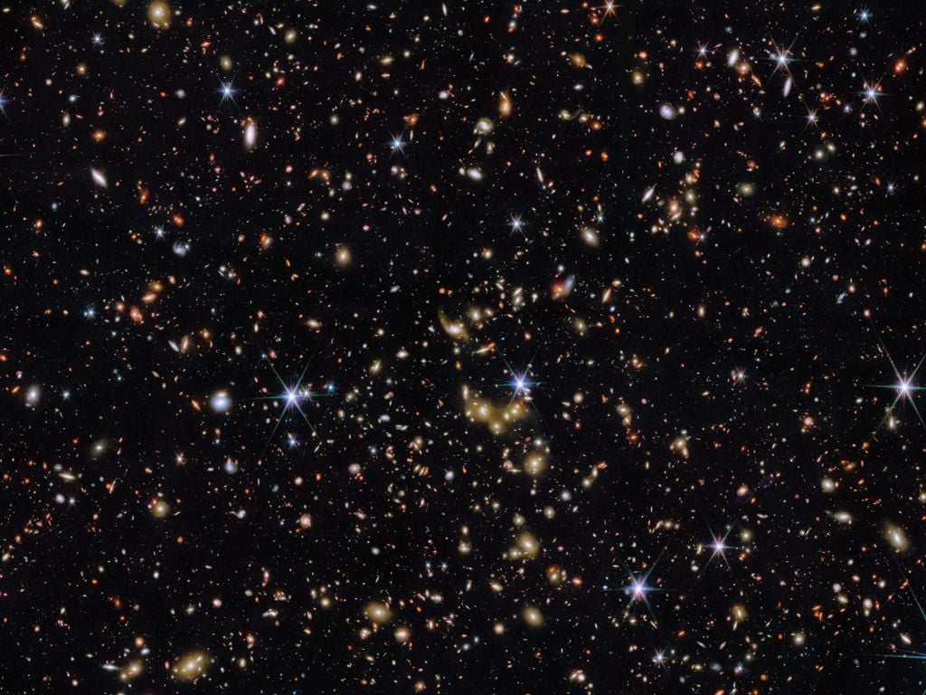 Asombrosa cantidad de galaxias, desde estrellas hasta galaxias a miles de millones de años luz de distancia. Crédito: JWST/NASA/ESA/CSA.