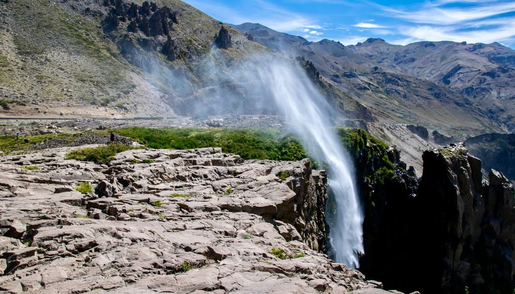 La Cascada Invertida es una de las principales postales del Valle de los Cóndores.