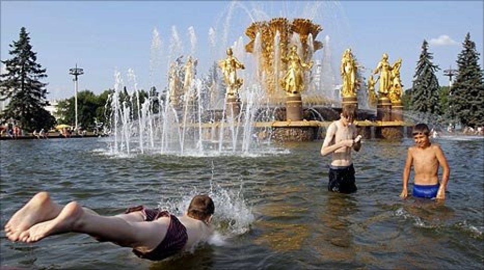 Figura 1.- Niños bañándose en una fuente pública de Moscú durante el caluroso verano de 2010