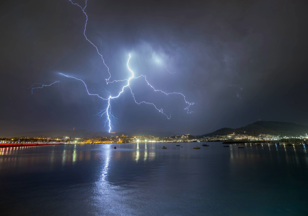 Calor de verano El calor de verano se hace sentir sobre las aguas Mediterráneos, y esto podría ser gasolina de primera para las tormentas que se pueden formar en los próximos meses.