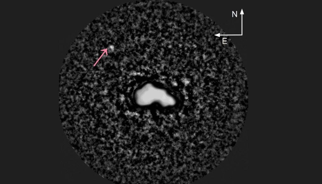 Imagen del asteroide acompañado de su pequeña luna. Se observa su brillo peculiar y su extraña geometría (Fuente: Lowell Observatory).