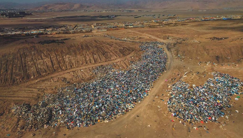Ropa usada en el desierto de Atacama, en Chile. El vertedero textil de Atacama también deja un problema ambiental y sanitario por las quemas de prendas con fibras sintéticas.