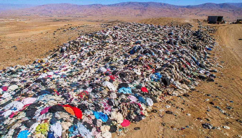Ropa usada en el Desierto de Atacama La montaña de residuos textiles en Atacama refleja el impacto de la moda rápida y las prendas que terminan sin salida comercial.