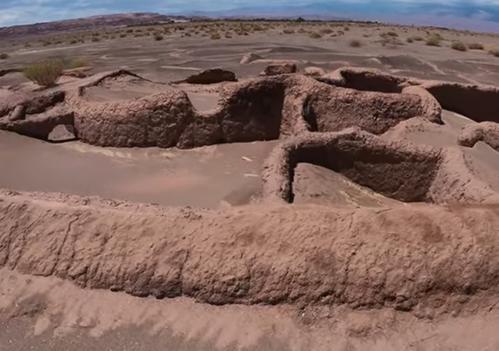 Restos excavados de la Aldea de Tulor, donde aún se conservan los muros circulares y pasadizos que conectaban las viviendas hace más de 2.000 años en pleno desierto de Atacama. Restos excavados de la Aldea de Tulor, donde aún se conservan los muros circulares y pasadizos que conectaban las viviendas hace más de 2.000 años en pleno desierto de Atacama.
