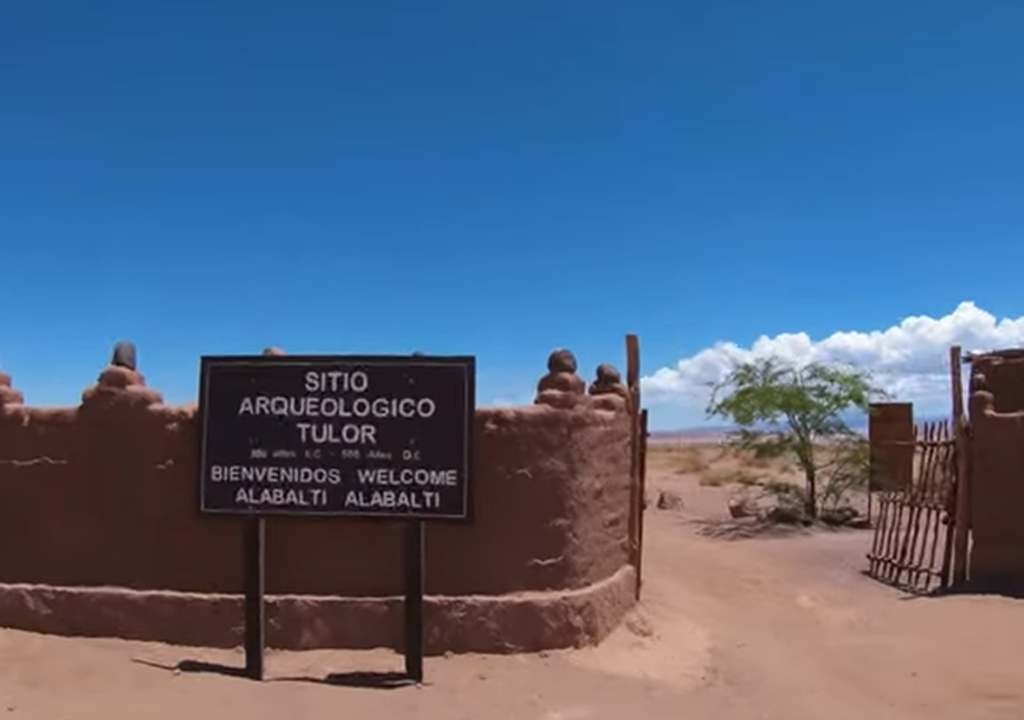 Entrada al Sitio Arqueológico Tulor, uno de los asentamientos más antiguos de Atacama, donde las comunidades locales resguardan y comparten la historia de esta aldea de más de 2.000 años. Entrada al Sitio Arqueológico Tulor, uno de los asentamientos más antiguos de Atacama, donde las comunidades locales resguardan y comparten la historia de esta aldea de más de 2.000 años.