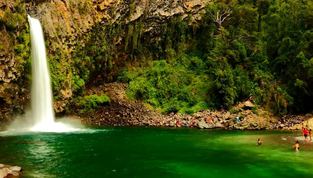 Salto La Leona, Región del Maulo, centro-sur de Chile. Durante el verano, es posible bañarse en sectores habilitados del Parque Nacional Radal Siete Tazas.