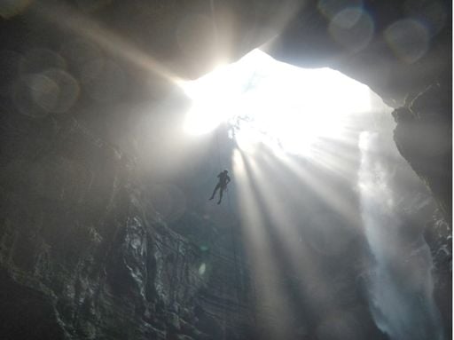 El viaje al centro de la tierra en Veracruz: el descenso a un abismo de 70 metros junto a una cascada subterr&aacute;nea