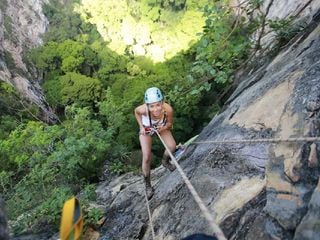 El viaje al cr&aacute;ter selv&aacute;tico de Chiapas de 140 metros de profundidad, donde miles de cotorras hacen su nido en espiral