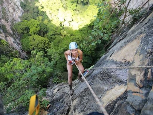 El viaje al cr&aacute;ter selv&aacute;tico de Chiapas de 140 metros de profundidad, donde miles de cotorras hacen su nido en espiral