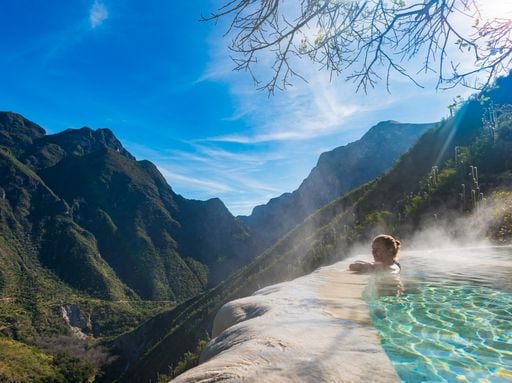 El viaje al para&iacute;so secreto de Hidalgo a 3 horas de CDMX: un r&iacute;o de agua turquesa que nace de una cueva