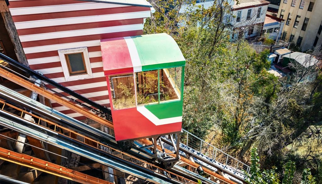Un paseo por los ascensores de Valparaíso es todo un imperdible en una visita a la ciudad.