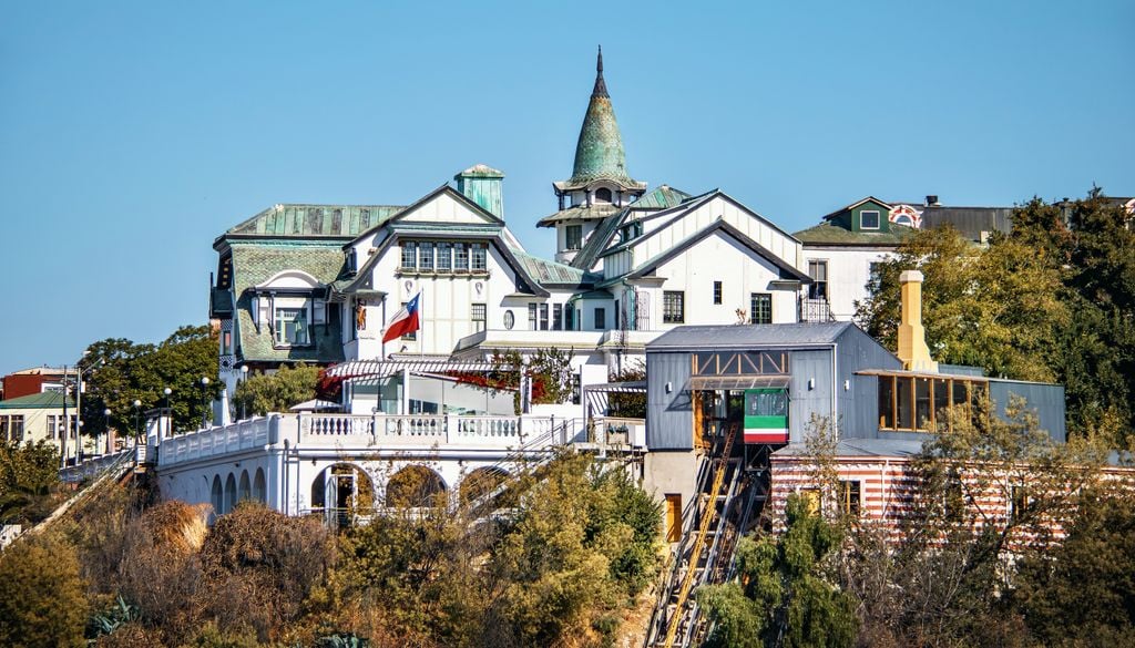 El ascensor El Peral conecta la plaza Sotomayor con el paseo Yugoslavo del cerro Alegre.