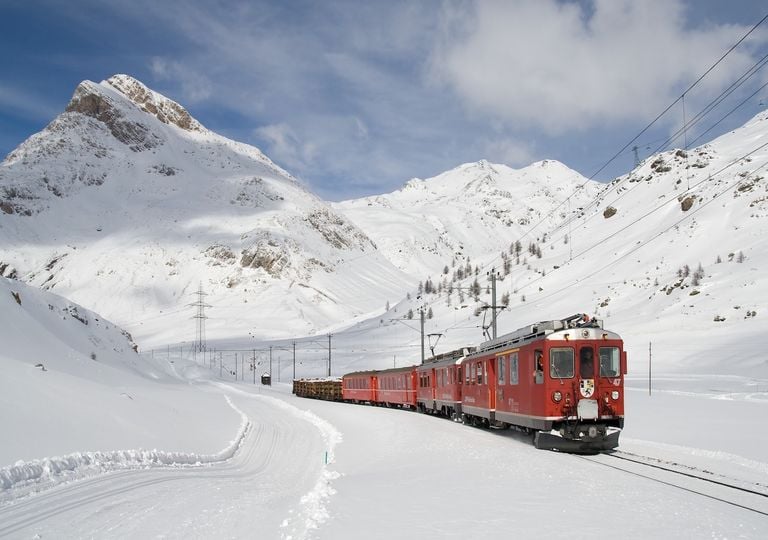 El viaje en tren m&aacute;s legendario del mundo cubierto de nieve: descubre la experiencia en el Transiberiano en invierno