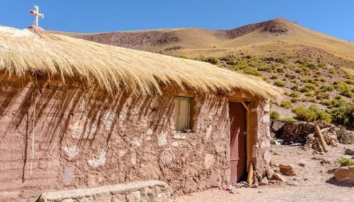 Parece revolucionario, pero es solo un material tradicional en Chile que mantiene el calor en las casas