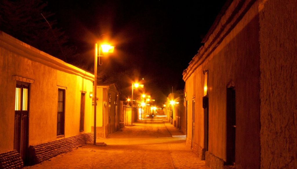 Casas de adobe En el Norte Chico, donde las diferencias entre la temperatura del día y la noche son marcadas, la capacidad de las estructuras de adobe resulta especialmente útil.
