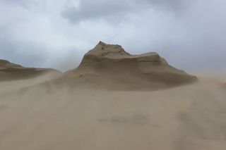 El viento huracanado de Gabriel en la duna más alta de Europa