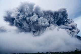 El violento despertar del volcán Sinabung