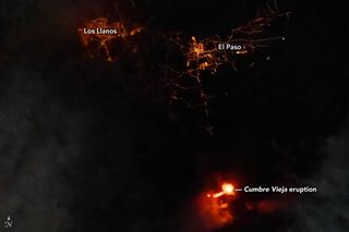 El volcán Cumbre Vieja ilumina la noche en La Palma