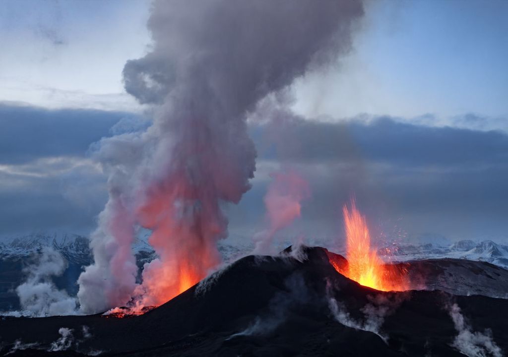 Volcan en erupción