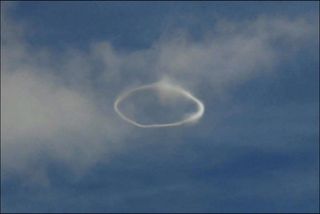 El volcán de Islandia deja un anillo espectacular del humo
