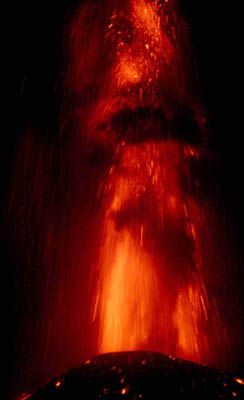 El Volcán Etna Sigue En Erupción Fotografía del Etna tomada desde la Estación Internacional, NASAEl día 7 de noviembre del 2002 el Etna fue fotografiado desde la Estación internacional. La fotografía fue realizada por el cosmonauta ruso Yuri Lonchakov, durante la misión Odissea.Se puede observar las diferentes bocas del volcán. El color de los penachos indican diferente tipo de composición de las emisiones.Medidas de concentraciones de dióxido de azufre emitidas por el EtnaLas observaciones del instrumento Scanning Imaging Absorption Spectrometer for Atmospheric Chartography (SCIAMACHY) del satélite ENVISAT de la ESA, tomadas el 10 de noviembre del 2002 nos suministra los niveles de dióxido de azufre emitidos por el volcán Etna.La escala de colores indica los niveles del dióxido en unidades Dobson (DUs) usadas para medir las concentraciones de gases en la atmósfera.Detalle del Etna “escupiendo” lavaLas erupciones continúan en el monte Etna, en Linguaglossa, cerca de Catania, Italia. La foto fue tomada el sábado 2 noviembre del 2002. Las zonas limítrofes al volcán han sufrido más de 15 ligeros terremotos desde el martes por la noche anterior, mientras el volcán lanzaba lava y rocas.Créditos: AP Photo/Antonio Calanni