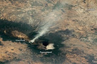 El volcán Popocatépetl sigue resoplando