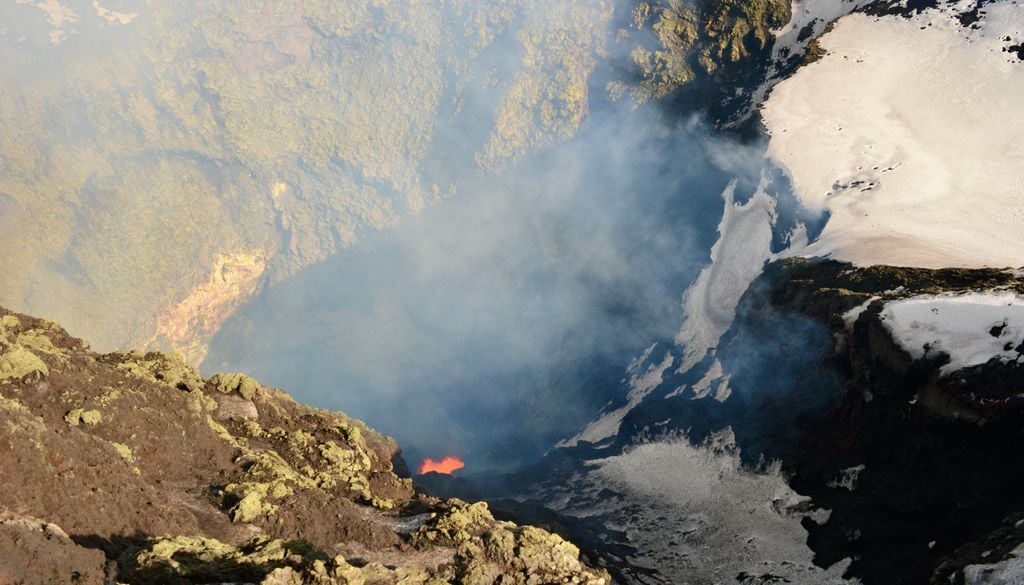 En el cráter del volcán Villarrica es posible ver directamente el magma en su interior.