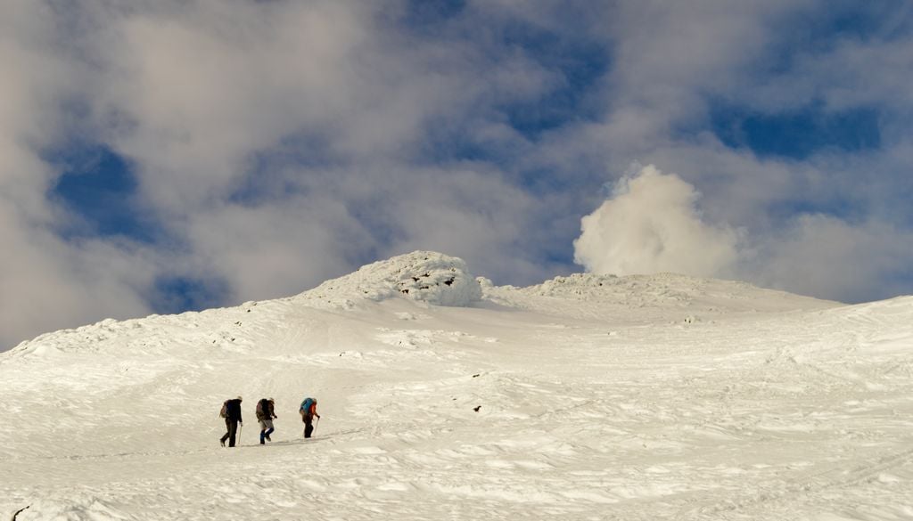 El ascenso a la cima del volcán Villarrica se considera una actividad de dificultad media-alta.