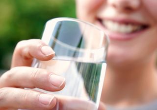 Elimina hasta el 80% de algunos microplásticos del agua con este sencillo método ancestral