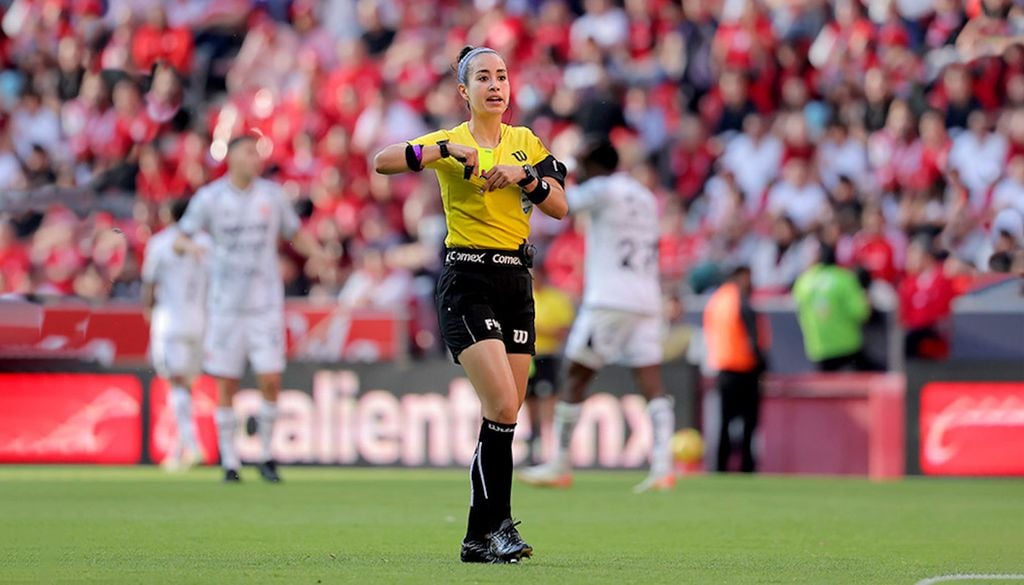 Katia contó en una entrevista que ella quería jugar fútbol, pero al no existir profesionalización en su tiempo en el fútbol femenil fue entonces que decidió arbitrar. Katia contó en una entrevista que ella quería jugar fútbol, pero al no existir profesionalización en su tiempo en el fútbol femenil fue entonces que decidió arbitrar. Fotografía crédito: Comisión de Árbitros de la FMF.