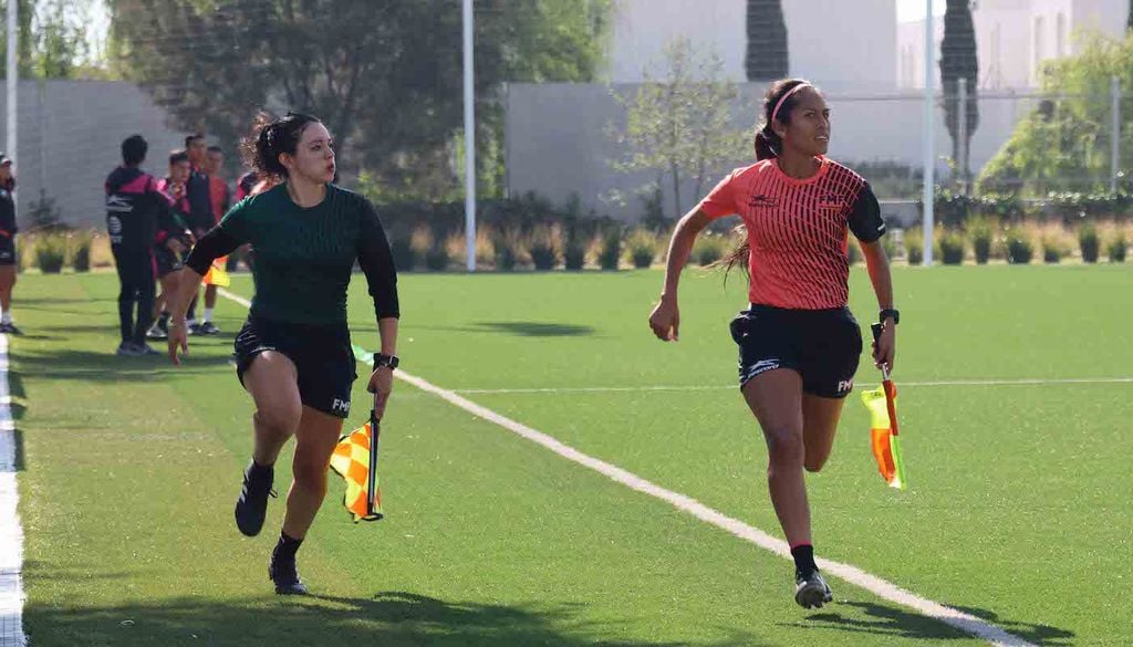 La inclusión de mujeres en el arbitraje del fútbol profesional en México ha tenido un camino largo, rompiendo barreras en momentos muy específicos de las últimas décadas. Fotografía crédito: Comisión de Árbitros de la FMF.