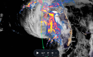 Elsa vuelve a ser huracán y barre la costa oeste de Florida