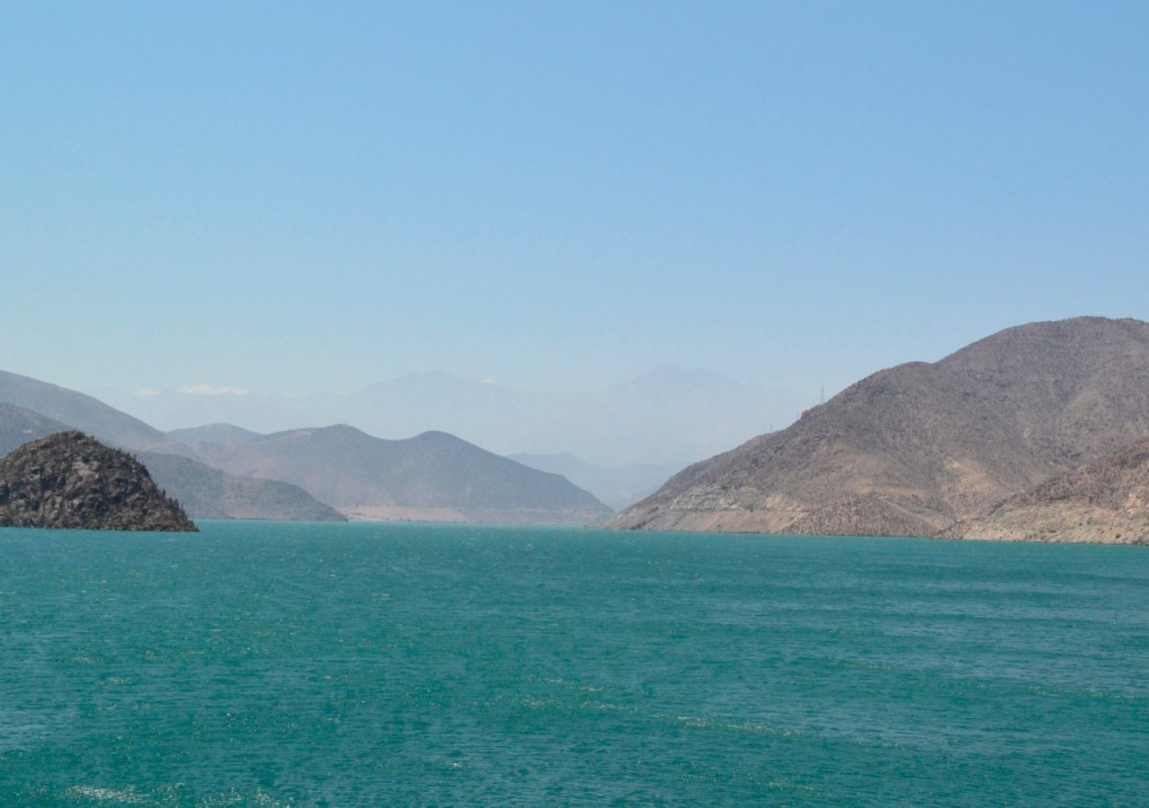 El Embalse Puclaro está ubicado en el Valle de Elqui, a unos 50 km al oriente de la ciudad de La Serena, en la región de Coquimbo, a 432 msnm. Imagen: rioelqui.cl.