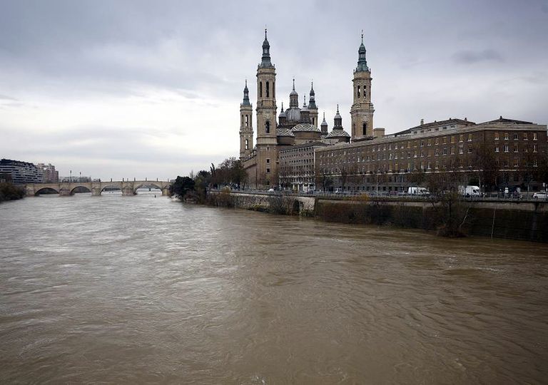 Río Ebro a su paso por Zaragoza y la Basílica de la Virgen del Pilar. Río Ebro a su paso por Zaragoza y la Basílica de la Virgen del Pilar.