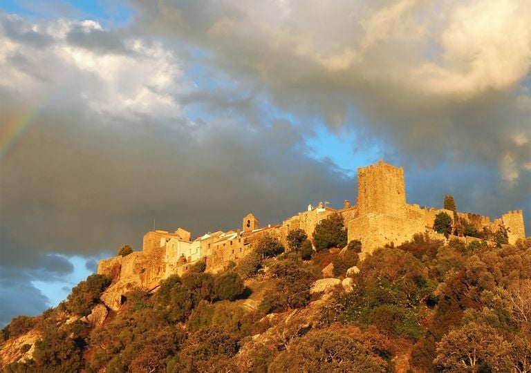 Castillo de Castellar de la Frontera, en el parque natural de los Alcornocales. Castillo de Castellar de la Frontera, en el parque natural de los Alcornocales.