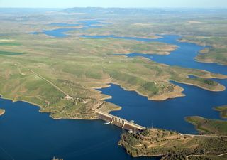 El agua embalsada sigue cayendo a las puertas de la canícula