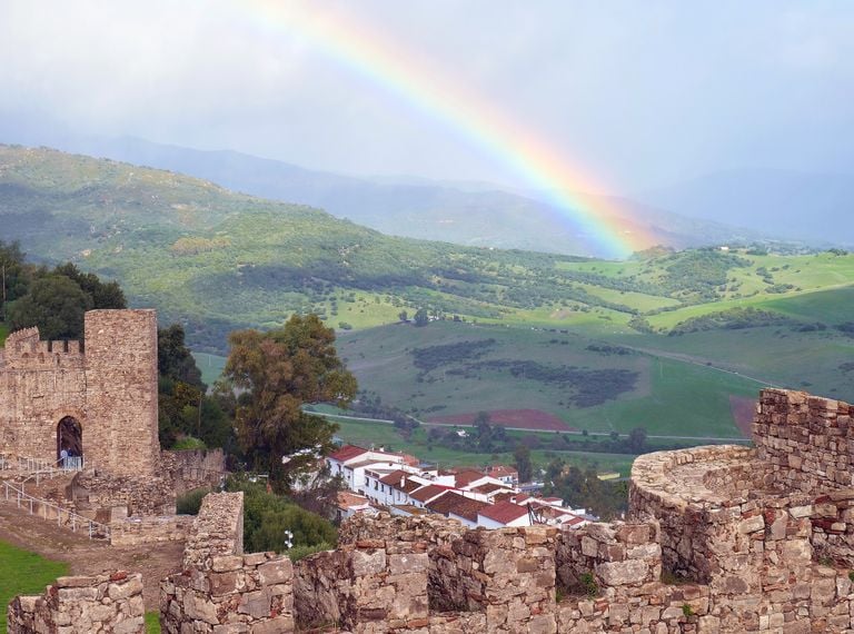 Castillo de Jimena de la Frontera, en el Parque Natural de los Alcornocales. Castillo de Jimena de la Frontera, en el Parque Natural de los Alcornocales.