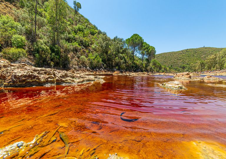 Cauce del río Tinto, Huelva, cuenca hidrográfica del Tinto, Odiel y Piedras. Recibe ese nombre por el color rojizo de sus aguas que tiene su origen en la meteorización de minerales con sulfuros de metales pesados hallados en los yacimientos a lo largo de su recorrido. Cauce del río Tinto, Huelva, cuenca hidrográfica del Tinto, Odiel y Piedras. Recibe ese nombre por el color rojizo de sus aguas que tiene su origen en la meteorización de minerales con sulfuros de metales pesados hallados en los yacimientos a lo largo de su recorrido.