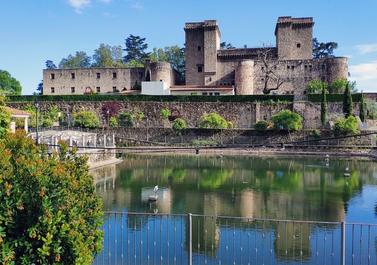 Castillo palacio de los Condes de Oropesa, en Jarandilla de la Vera, Cáceres, en la ladera sur del oeste del Sistema Central, donde se han recogido valores superiores a los 400 l/m2 en apenas 3 días. Castillo palacio de los Condes de Oropesa, en Jarandilla de la Vera, Cáceres, en la ladera sur del oeste del Sistema Central, donde se han recogido valores superiores a los 400 l/m2 en apenas 3 días.