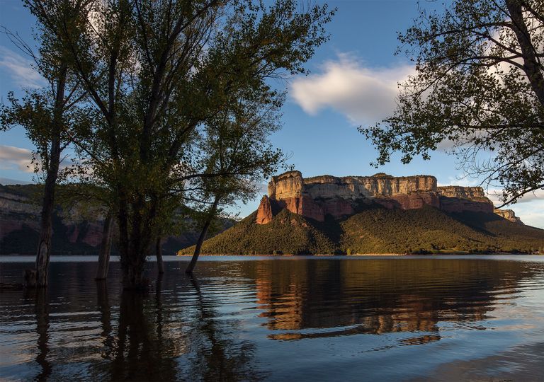 Embalse de Sau, con los acantilados de Tavertet al fondo, en el rio Ter, Gerona, cuenca Interna de Cataluña, con excelente estado de reservas de agua. Embalse de Sau, con los acantilados de Tavertet al fondo, en el rio Ter, Gerona, cuenca Interna de Cataluña, con excelente estado de reservas de agua.