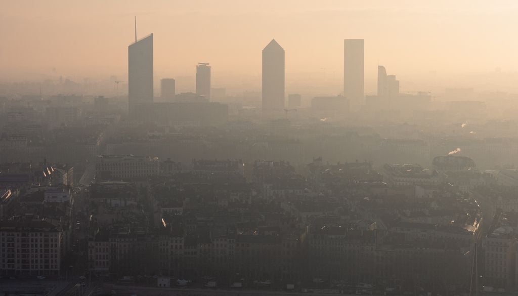 La ville de Lyon embrumée dans un nuage de pollution atmosphérique. La ville de Lyon embrumée dans un nuage de pollution atmosphérique.