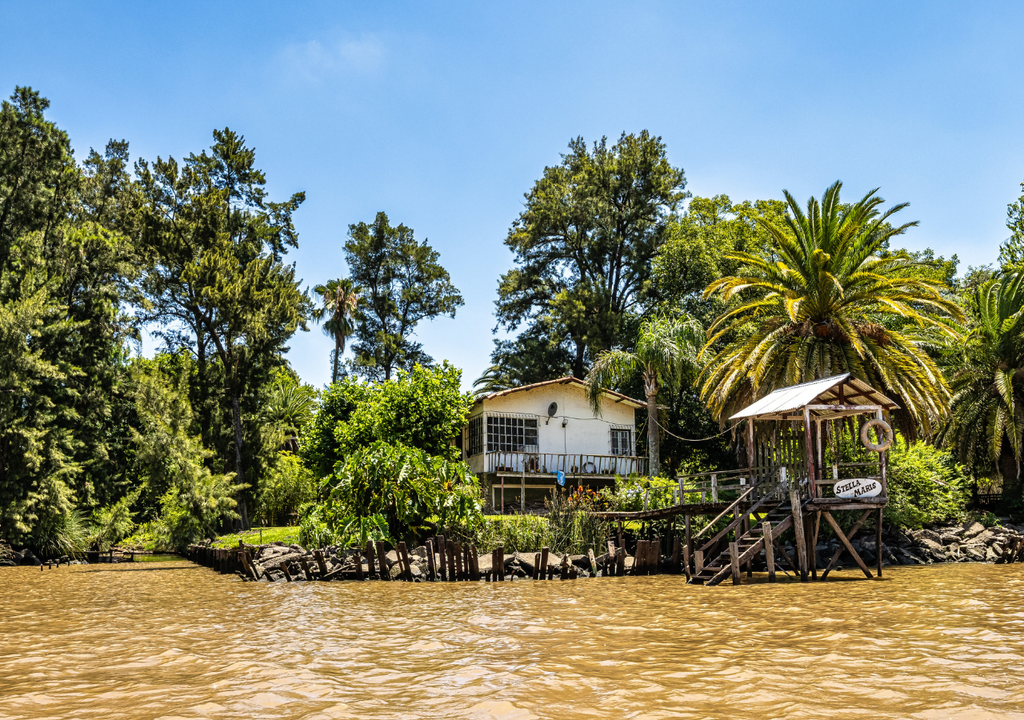 Delta Paraná Canal Ortiz A fines del siglo XIX, los primos Ortiz abrieron de forma manual un canal que atravesaba una isla de dos kilómetros de ancho para vincular las dos oriilas.