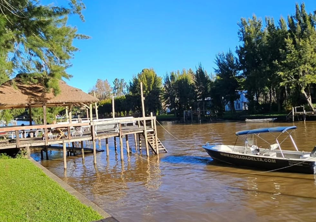 Delta Paraná Canal Ortiz Las hosterías y alojamientos son una constante en los márgenes del Canal Ortiz que, además de potenciar la comunicación, permitió reflotar el turismo en el lugar. Foto: Facebook @hosterialaposada