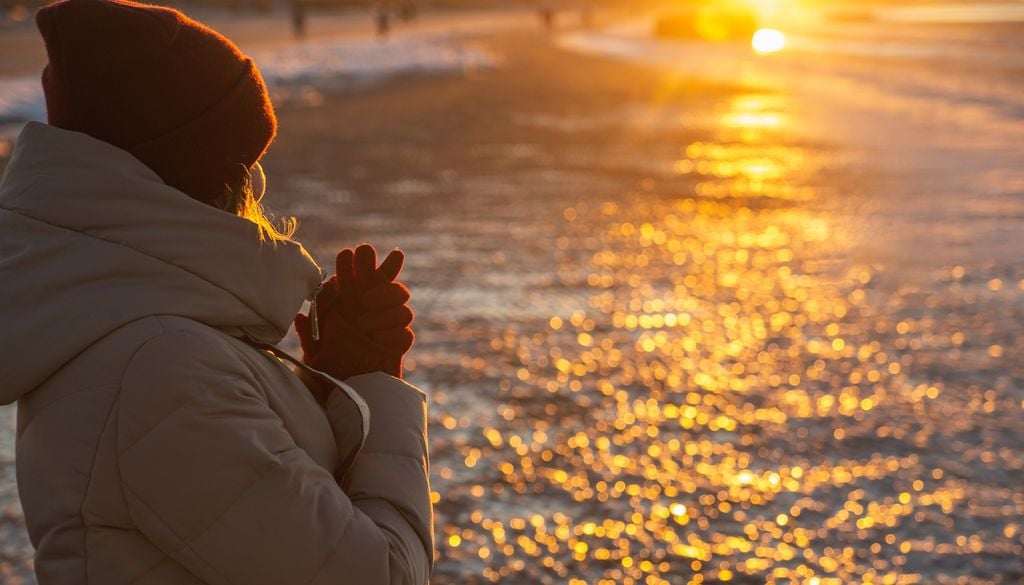 solsticio Este fenómeno de inercia térmica no es exclusivo del invierno; ocurre de manera inversa en el verano, razón por la cual los días más sofocantes llegan semanas después del solsticio de diciembre.