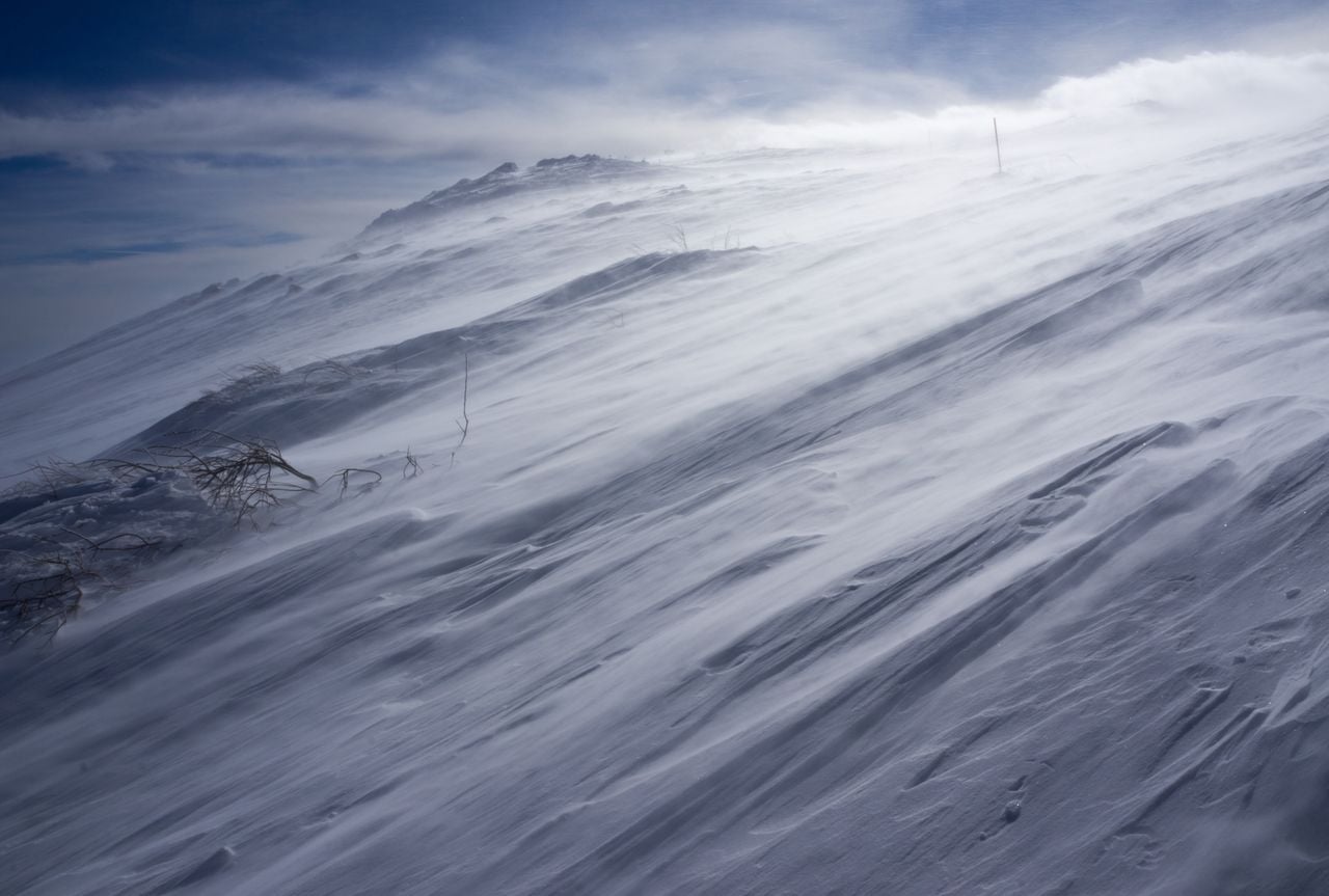 Los fuertes vientos y nevadas dejarán espesores considerables en las montañas del norte y además condiciones de ventisca que complicarán las salidas a la montaña en todas las sierras del centro y norte.