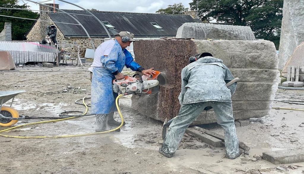 Le chantier de sculpture du Moaï de la Fraternité. Le chantier de sculpture du Moaï de la Fraternité.