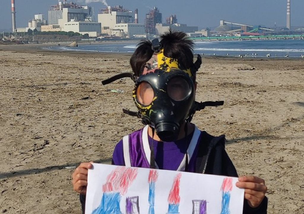 Niño sufriendo y protestando; contaminación ambiental; zonas de sacrificio; Chile