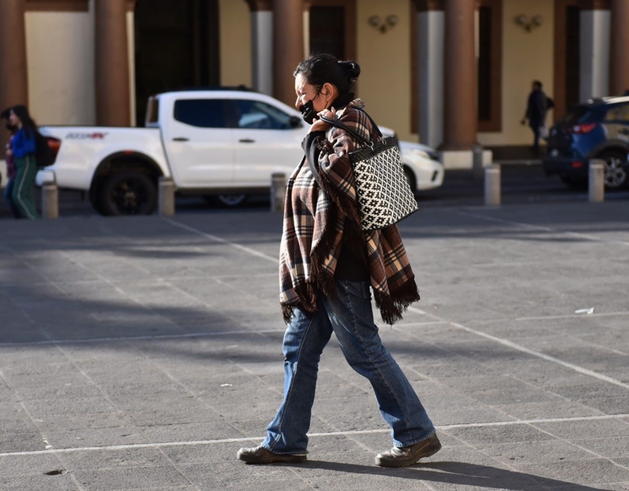 Ante el desplazamiento de la masa de aire ártica, la gente se protege con ropa adecuada. Cortesía: masnoticias.mx