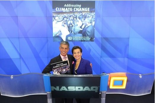 El fotógrafo Henry Dallal junto a Christiana Figueres El fotógrafo Henry Dallal junto a Christiana Figueres, Secretaria Ejecutiva de la CMNUCC, durante la apertura de la sesión de NASDAQ, en Nueva York, el 25 de septiembre de 2015.